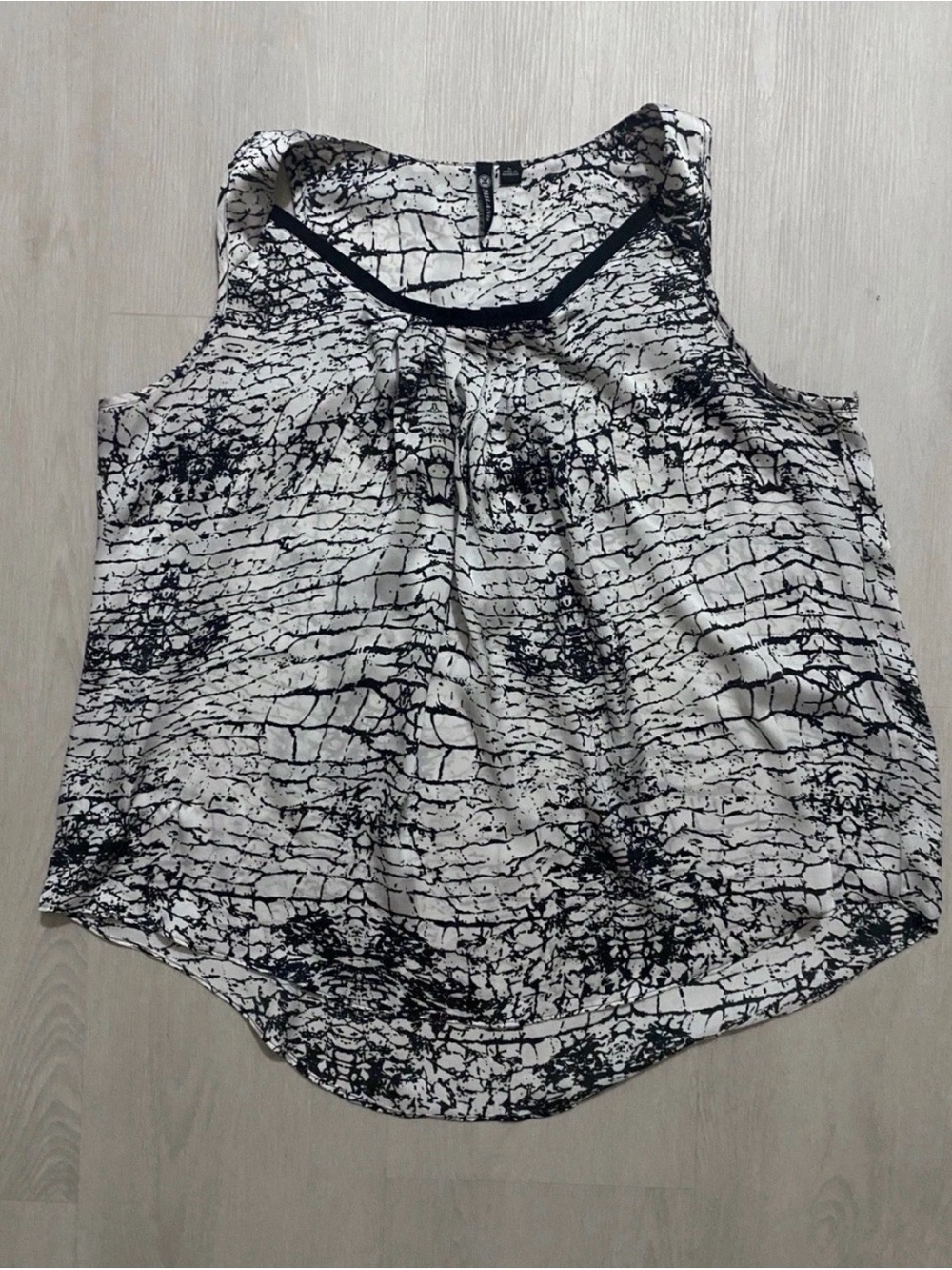 Milano Women’s Sleeveless Black & White Hi-Low Flowy Crackle Print Blouse Large